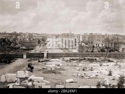 Columbia, South Carolina, Vereinigte Staaten von Amerika im Februar 1865, nachdem ein Großteil der Stadt durch einen Brand zerstört wurde. Vom Staatshaus aus gesehen. Nach einem Foto des amerikanischen Fotografen George N. Barnard, von 18-1902. Stockfoto