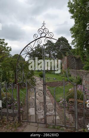 Schmiedeeisernes Tor in einem Garten Stockfoto