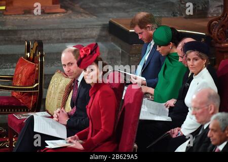 Der Earl und Countess of Wessex und der Herzog und die Herzogin von Sussex sitzen hinter dem Herzog und der Herzogin von Cambridge, im Commonwealth Service in der Westminster Abbey, London am Commonwealth Day. Der Dienst ist der Herzog und die Herzogin von Sussex's endgültiger offizieller Einsatz, bevor sie das Königsleben beenden. Stockfoto