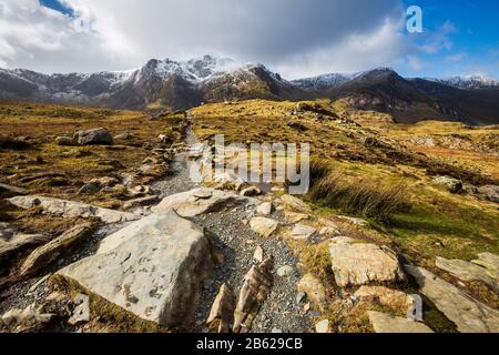 Der Weg, der zum Lake Idwal und zu den schneebedeckten Bergen von Snowdonia, Wales führt Stockfoto