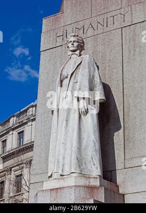 London, Westminster. Das Denkmal für Edith Cavell an St Martin's Place, das 1920 wieder dort errichtet wurde. In Carrara-Marmor von Sir George Frampton gestaltet. Stockfoto