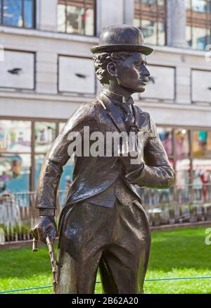 London, Westminster. John Doubledays Statue von Charlie Chaplin aus dem Jahr 1979 auf dem Leicester Square, die in seiner Rolle als Tramp dargestellt wurde. Stockfoto