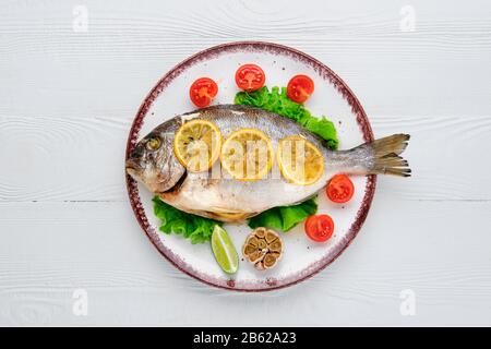 Blick über die Decke der im Ofen gebackenen vergoldeten Kopfbrasse Stockfoto