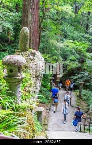 Japan, Honshu, Präfektur Yamagata, Tempel Risshaku-JI Yamadera, Steinstufen Stockfoto