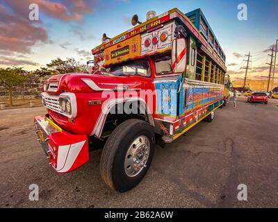 Chiva-Bus in Cartagena, Kolumbien Stockfoto