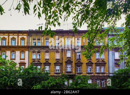 Budapest, Ungarn, August 2019, Blick auf den oberen Teil der bunten Gebäude Stockfoto