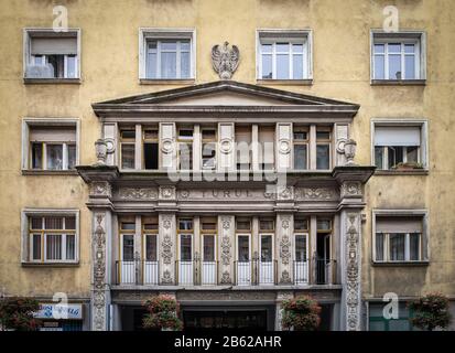 Budapest, Ungarn, August 2019, Blick auf einen Teil der Fassade des Turul Apartmentgebäudes Stockfoto