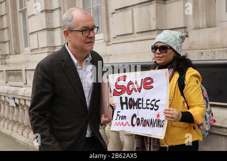 London, London, Großbritannien. März 2020. Der wissenschaftliche Berater der britischen Regierung, Patrick Vallance (L), kommt am 9. März 2020 zu einem COBRA-Treffen im Kabinettsbüro in London, Großbritannien. Am Montag hatte der britische Premierminister Boris Johnson den Vorsitz in einer zweiten Sitzung des COBRA-Notfallkomitees der Regierung inne, um den COVID-19-Ausbruch zu bekämpfen. Kredit: Tim Ireland/Xinhua/Alamy Live News Stockfoto