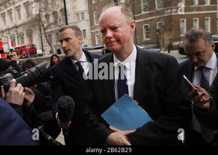 London, London, Großbritannien. März 2020. Chief Medical Officer für England Chris Whitty (Front) trifft am 9. März 2020 zu einem COBRA-Treffen im Cabinet Office in London, Großbritannien ein. Am Montag hatte der britische Premierminister Boris Johnson den Vorsitz in einer zweiten Sitzung des COBRA-Notfallkomitees der Regierung inne, um den COVID-19-Ausbruch zu bekämpfen. Kredit: Tim Ireland/Xinhua/Alamy Live News Stockfoto