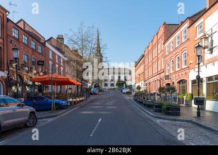 Sehen Sie den Ludgate Hill, Birmingham, mit Bars und Restaurants, die in Richtung St Paul's Church im Jewelry Quarter blicken Stockfoto