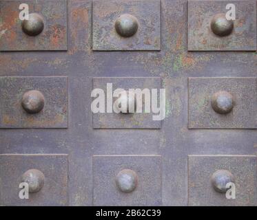 Rostige Eisenplatte mit rechteckigen Designs und Nieten im Relief.Texturhintergrund Stockfoto
