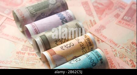 Indische New 200 und 500 .2000.50.100.20.RS Currency Note.Rolling und Band Rupien Stockfoto