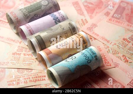 Indische New 200 und 500 .2000.50.100.20.RS Currency Note.Rolling und Band Rupien Stockfoto