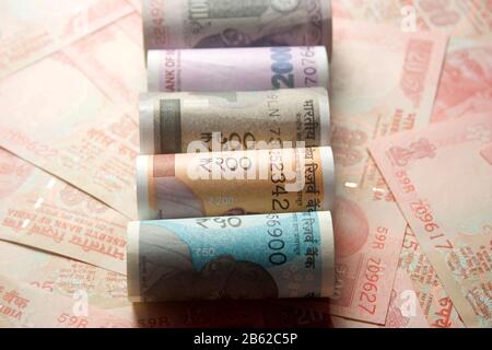 Indische New 200 und 500 .2000.50.100.20.RS Currency Note.Rolling und Band Rupien Stockfoto