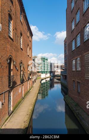 Blick auf den durch Birmingham verlaufenden Birmingham and Fazeley Canal von Ludgate Hill aus Stockfoto