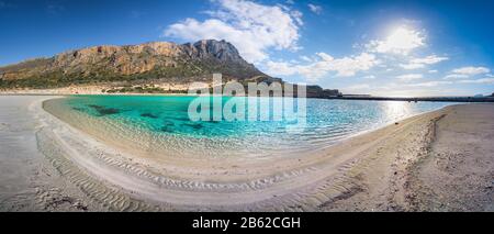 Tolle Aussicht auf die Lagune von Balos mit magischen türkisfarbene Wasser, Lagunen, tropische Strände mit weißem Sand und Insel Gramvousa auf Kreta, Griechenland Stockfoto