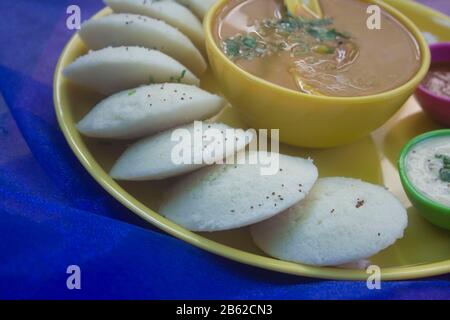 Schön arrangiert Idli, Sambar und Chutneys. Makroaufnahme. Stockfoto
