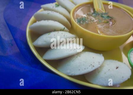 Schön arrangiert Idli, Sambar und Chutneys. Makroaufnahme. Stockfoto