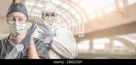 Frauen und Männer Ärzte oder Krankenschwestern, Die Scrubs und Schutzmaske und Schutzbrille Banner tragen. Stockfoto