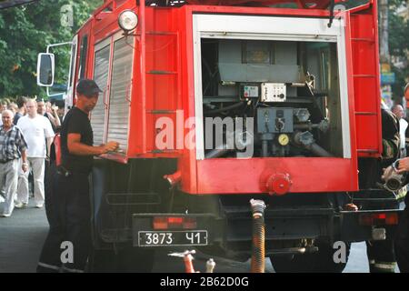 Die eigentliche Arbeit der Feuerwehrleute am Tatort. Löschen eines brennenden Gebäudes Stockfoto