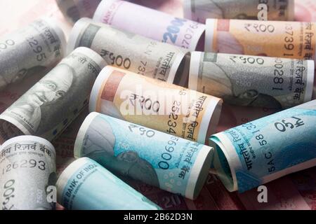 200 Rupie, Indian 2000 Rs Währungsnoten mit Gummibändern gerollt Stockfoto