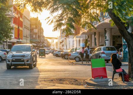 Regelmäßiger Auto- und Menschenverkehr auf der Innenstadtstraße von Maputo, Mosambik Stockfoto