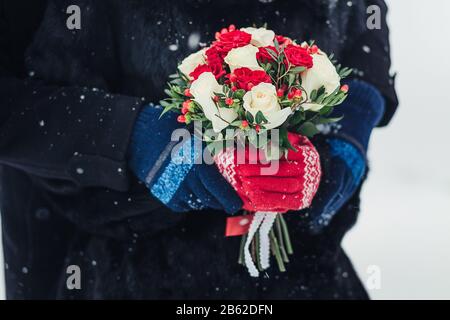 Buntes brautblümchen mit verschiedenen Blumen im Winter. Stockfoto