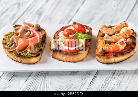 Sortiment italienischer Bruschetten mit verschiedenen Belägen Stockfoto