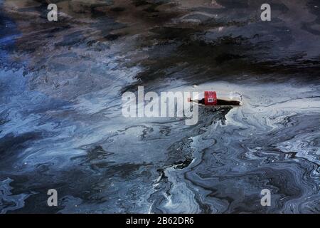 Coca-Cola-Flasche, die in verschmutztem Wasser schwimmt, Barcelona, Spanien. Stockfoto