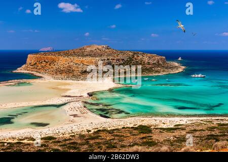 Balos Lagune und Insel Gramvousa auf Kreta mit Möwen fliegen über, Griechenland. Cap Tigani in der Mitte. Balos Beach auf Kreta, Griechenland. Crystal c Stockfoto