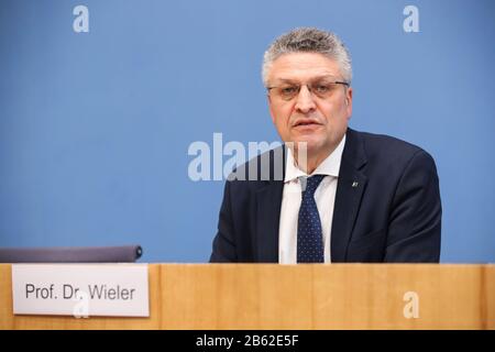 Berlin, Deutschland. März 2020. Robert Koch-Institut (RKI) Präsident Lothar Wieler nimmt an einer Pressekonferenz Teil, auf der COVID-19 Situation in Deutschland, Berlin, Hauptstadt Deutschlands, am 9. März 2020 berichtet wird. Trotz der Meldung von 1.112 bestätigten COVID-19-Fällen am Montag, 8 Uhr (0700 GMT), wurden keine Todesopfer verzeichnet, so die Seuchenkontrollbehörde des Landes. Credit: Shan Yuqi/Xinhua/Alamy Live News Stockfoto