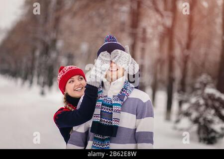 Helles Bild des Familienpaares in einer Winterkleidung aus Wolle. Stockfoto