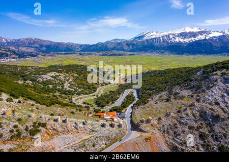 Windmühlen auf dem Bergplateau Lasithi im Binnenland der Insel Crete, Griechenland Stockfoto