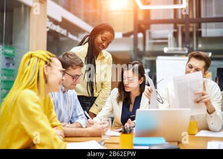 Junge fleißige Menschen, die aktiv am Projekt teilnehmen, schließen Foto.erster Schritt, um das Geschäft zu fördern Stockfoto