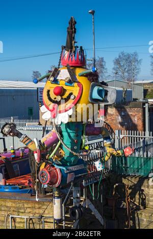 Eine Figur aus Schrottmaterial in Wakefield Wharf und Boatyard, auf der Calder & Hebble Navigation, Wakefield, West Yorkshire, Großbritannien Stockfoto