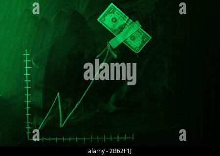 Auf dem Schwarzen Brett gezeichnete Wachstumskarte des Dollars. Investitionskonzepte und Interessen Unternehmenswachstum. Steigende Grafik aus Dollars. Stockfoto