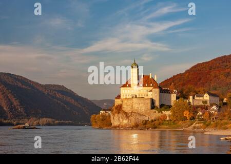 Kleine Burg oberhalb der Donau Schonbuhel in den romantischen Sonnenuntergang, Österreich Stockfoto