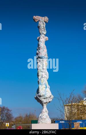 The Three, eine Skulptur von Rebecca Warren (2017), im Garten in der Hepworth Wakefield Kunstgalerie, Wakefield, West Yorkshire, Großbritannien. Stockfoto