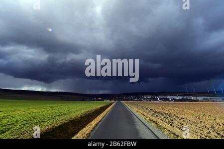 Mödlareuth, Deutschland. März 2020. 09. März 2020, Bayern, Töpen: Dunkle Wolken ziehen am Grüngürtel, der ehemaligen innerdeutschen Grenze, über das Land. Windes und regnerisches Wetter erwartet die Menschen Anfang der Woche in Deutschland. Foto: Martin Schutt / dpa-Zentralbild / dpa Credit: Dpa Picture Alliance / Alamy Live News Stockfoto