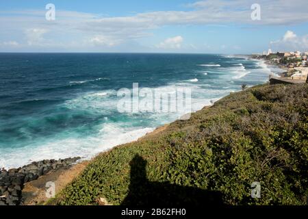 Blick auf den Ozean hinter dem Castillo San Felipe Del Morro aus dem 16. Jahrhundert in San Juan Puerto Rico wie fotografiert am 3. März 2020. Stockfoto