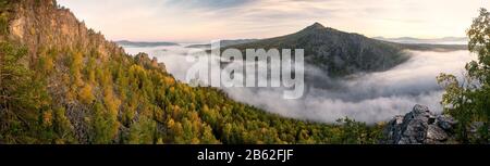 Morgenpanorama bewölkt vom Gipfel des Taiga-Kamms, ural-gebirge, Russland. Stockfoto