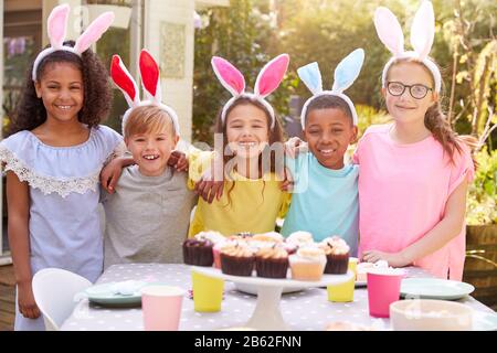 Kinderporträt Mit Hasen Und Osterparty Im Freien Im Garten Zu Hause Stockfoto