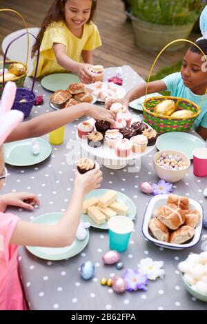 Kinder, Die Hasen Tragen, Genießen Die Osterparty Im Freien Im Garten Zu Hause Stockfoto