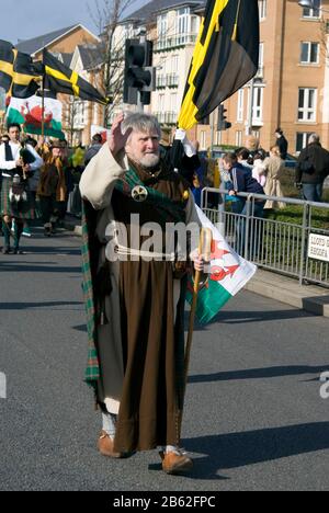 Mann verkleidet als St David St Davids Tagesparade Cardiff South Wales führt Stockfoto