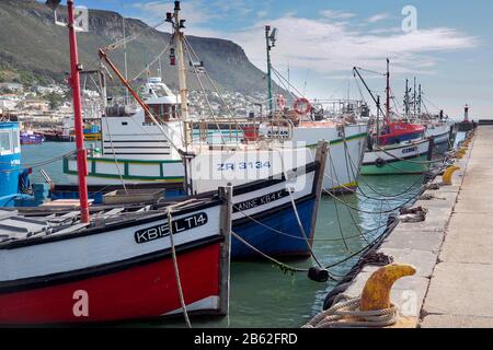 Hafen von Kalk Bay, Kapstadt, Südafrika - 16. Mai 2019: Traditionelle Fischerboote aus Holz werden in einem kleinen Hafen in Kapstadt, Südafrika, vermauert Stockfoto