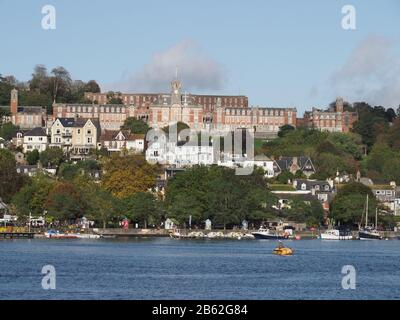 Das Britannia Naval College, auch bekannt als Dartmouth Naval College, liegt auf einem Hügel in Dartmouth, Devon, der bei Sonnenschein über den Fluss Dart gesehen wird Stockfoto