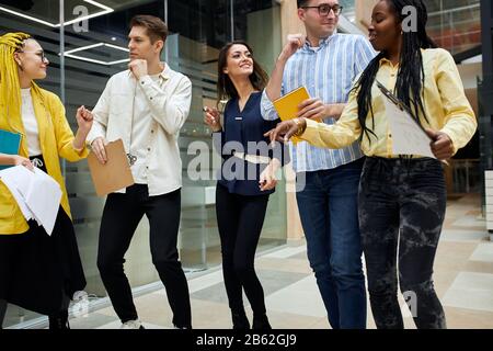 Alles ist in unseren Händen, alles ist in Ordnung, okay, alles läuft nach Plan, das Team befindet sich in der neunten Cloud Stockfoto