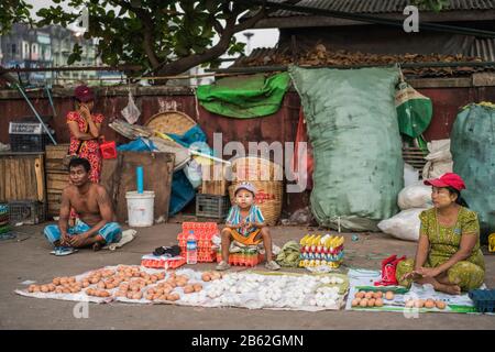 Junger Verkäufer von Eiern, Straßenmarkt in Yangon, Myanmar, Asien. Stockfoto