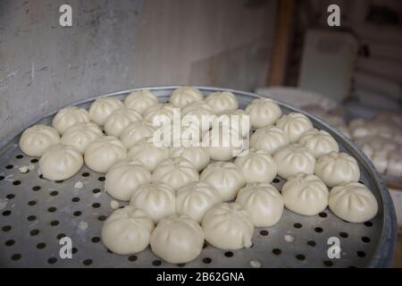 Baozi-Knödel, traditionelle chinesische gefüllte Brötchen, zum Verkauf, Dali, Yunnan, China Stockfoto