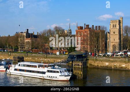 Lambeth Palace und St Mary-at-Lambeth Church, in der Nähe der Lambeth Bridge, London UK, mit Flussboot und der Themse Stockfoto